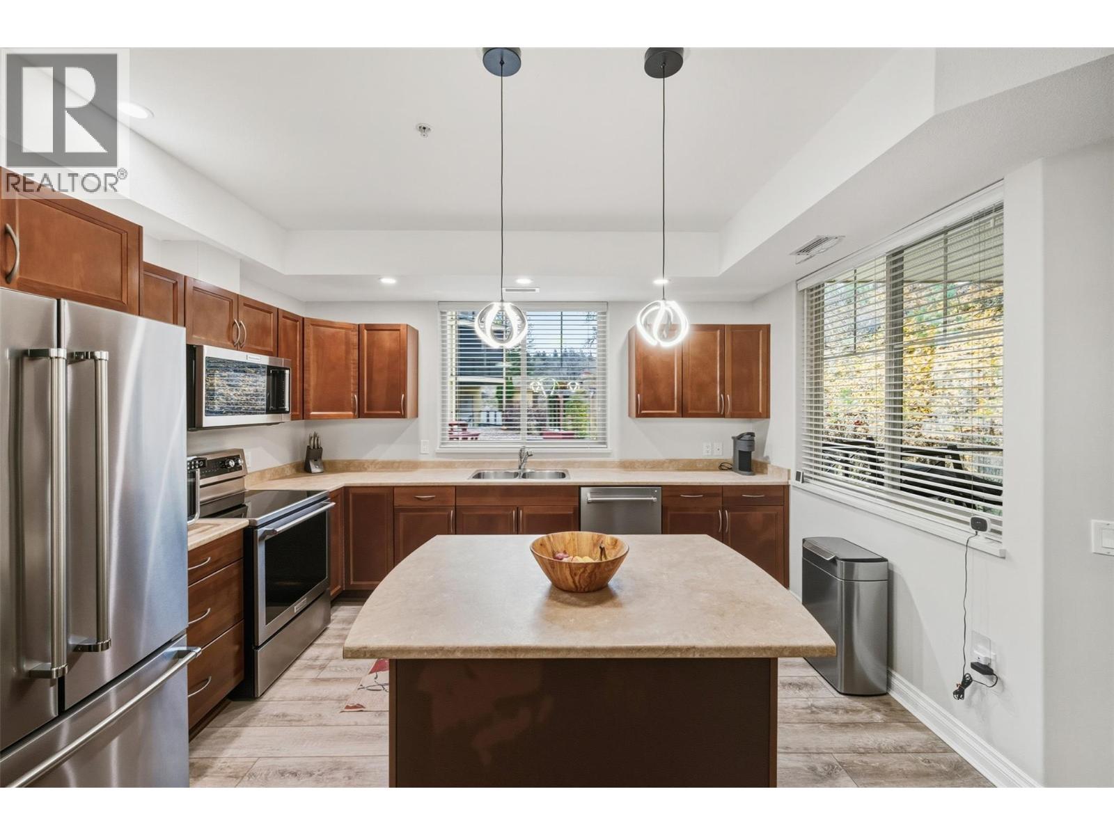 kitchen - 921 Spillway Road Unit# 102B, Oliver, BC - Indoor Photo Showing Kitchen With Double Sink