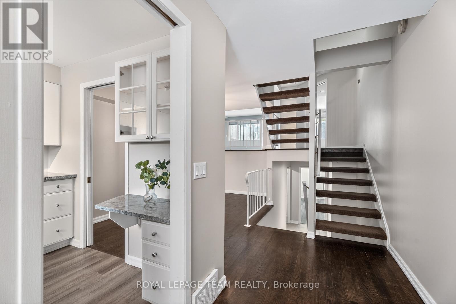 10 - 290 Cathcart Street, Ottawa, ON - Indoor Photo Showing Other Room