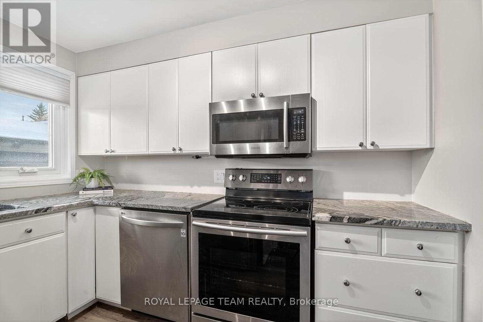 10 - 290 Cathcart Street, Ottawa, ON - Indoor Photo Showing Kitchen