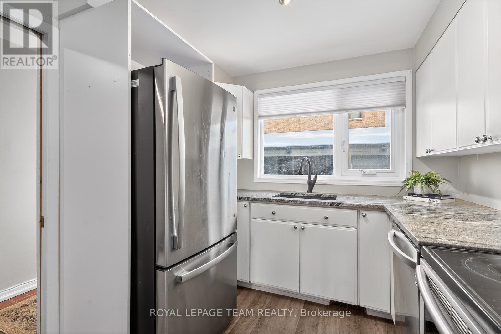 10 - 290 Cathcart Street, Ottawa, ON - Indoor Photo Showing Kitchen