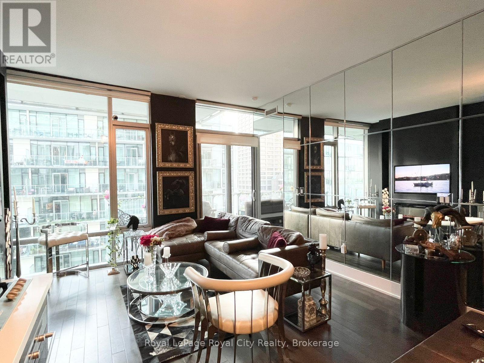830 - 39 Queens Quay E, Toronto (Waterfront Communities), ON - Indoor Photo Showing Living Room
