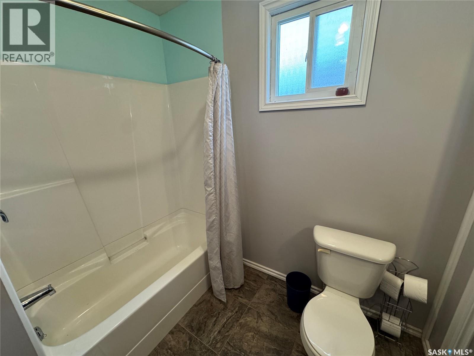 213 3Rd Avenue W, Biggar, SK - Indoor Photo Showing Bathroom