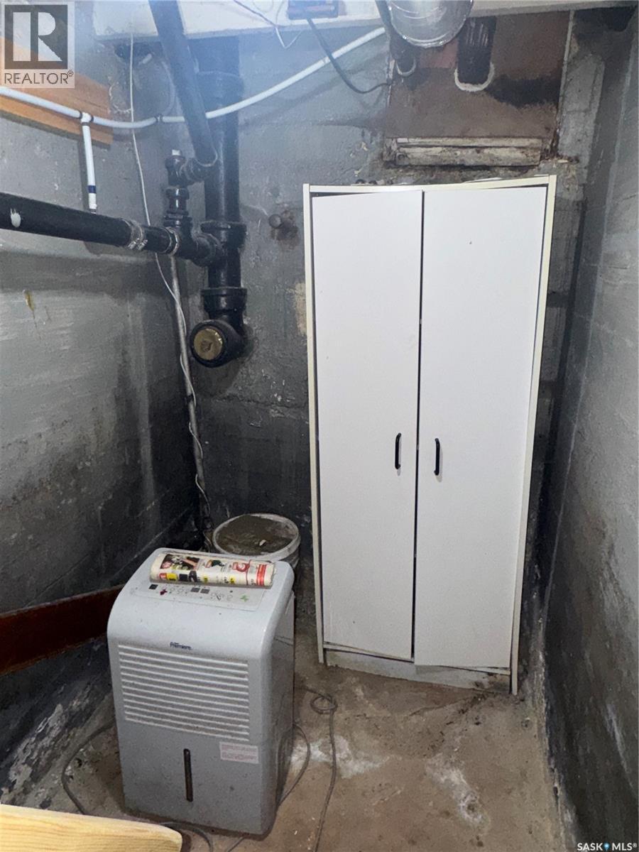213 3Rd Avenue W, Biggar, SK - Indoor Photo Showing Laundry Room