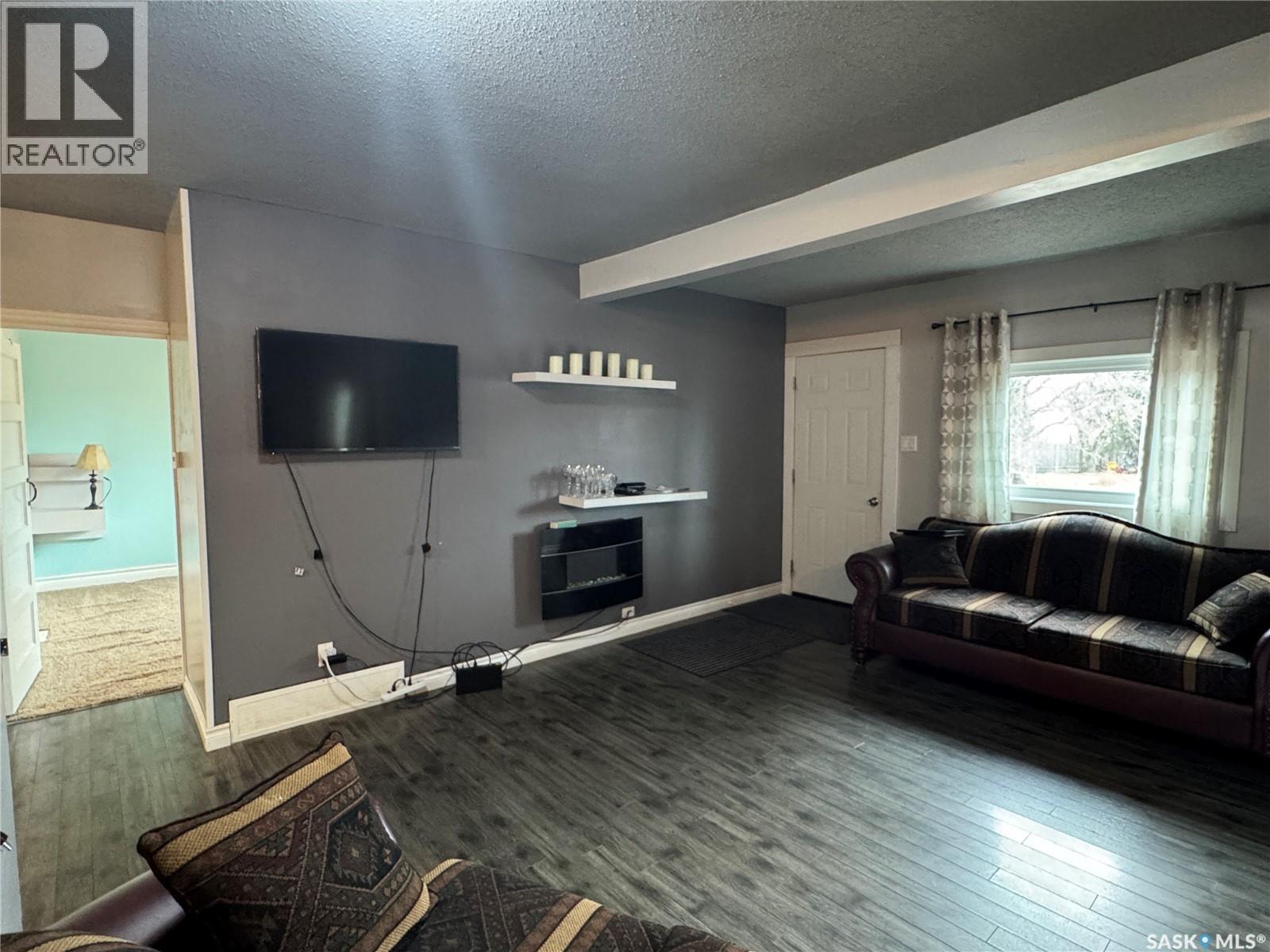 213 3Rd Avenue W, Biggar, SK - Indoor