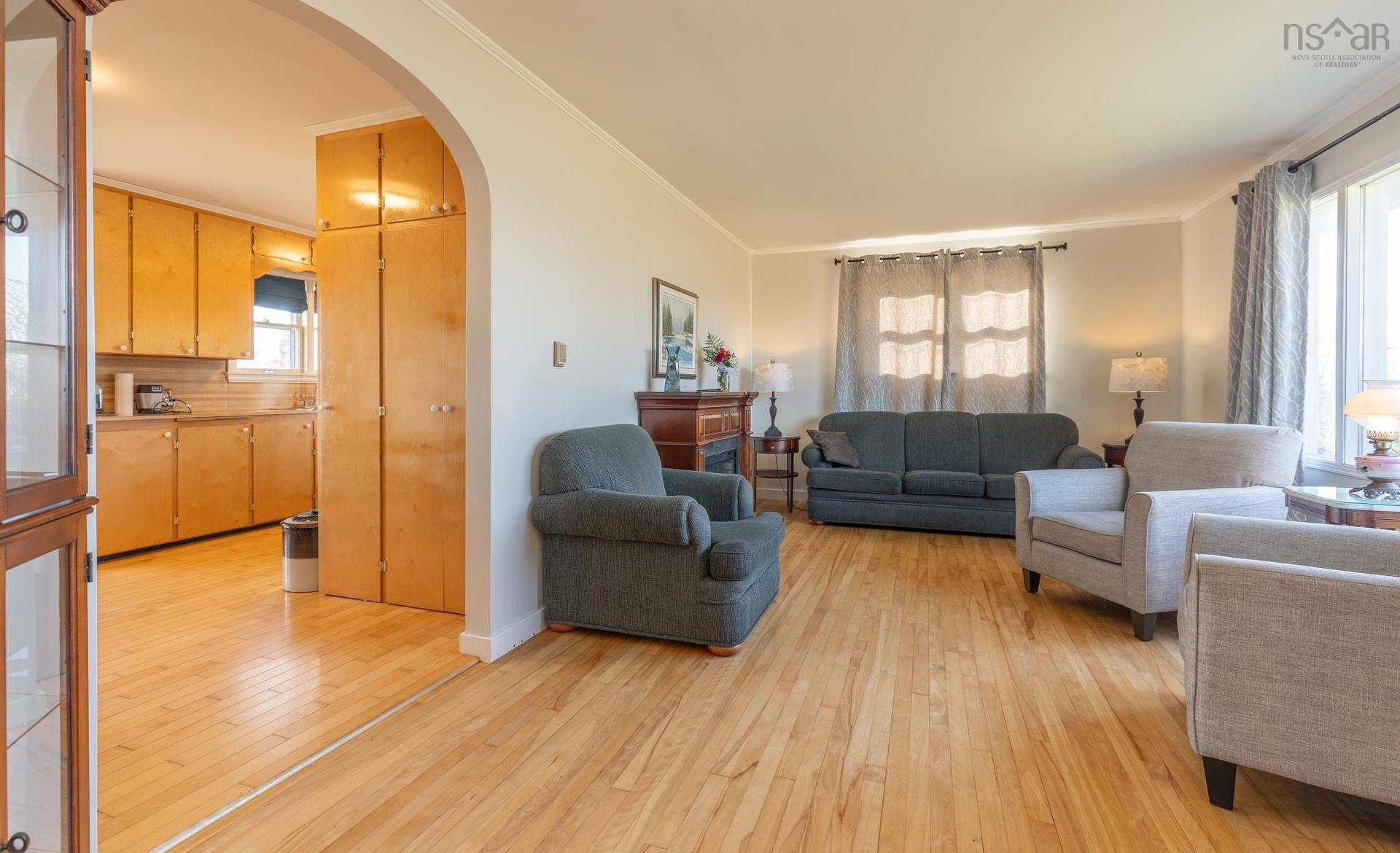 911 Highway 335, West Pubnico, NS - Indoor Photo Showing Living Room