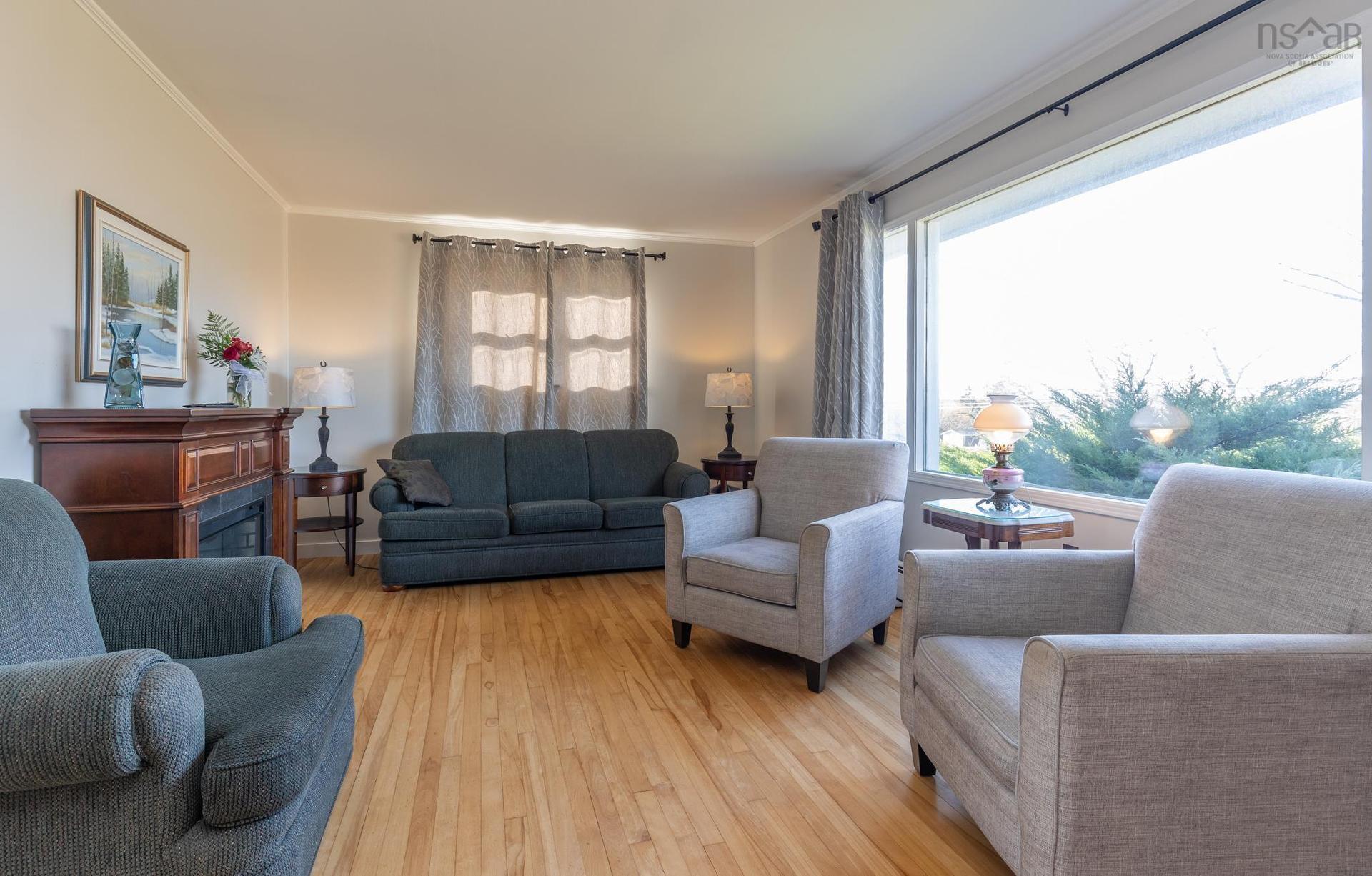 911 Highway 335, West Pubnico, NS - Indoor Photo Showing Living Room