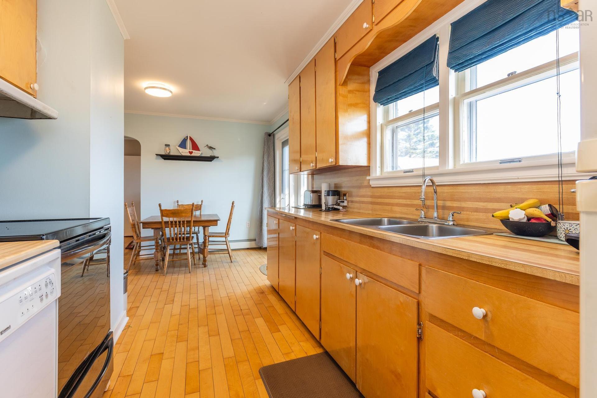 911 Highway 335, West Pubnico, NS - Indoor Photo Showing Kitchen With Double Sink