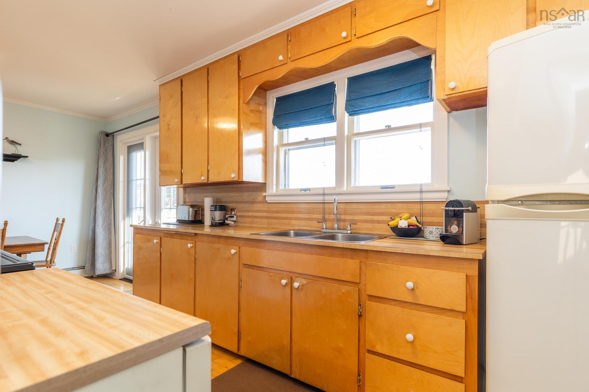 911 Highway 335, West Pubnico, NS - Indoor Photo Showing Kitchen With Double Sink