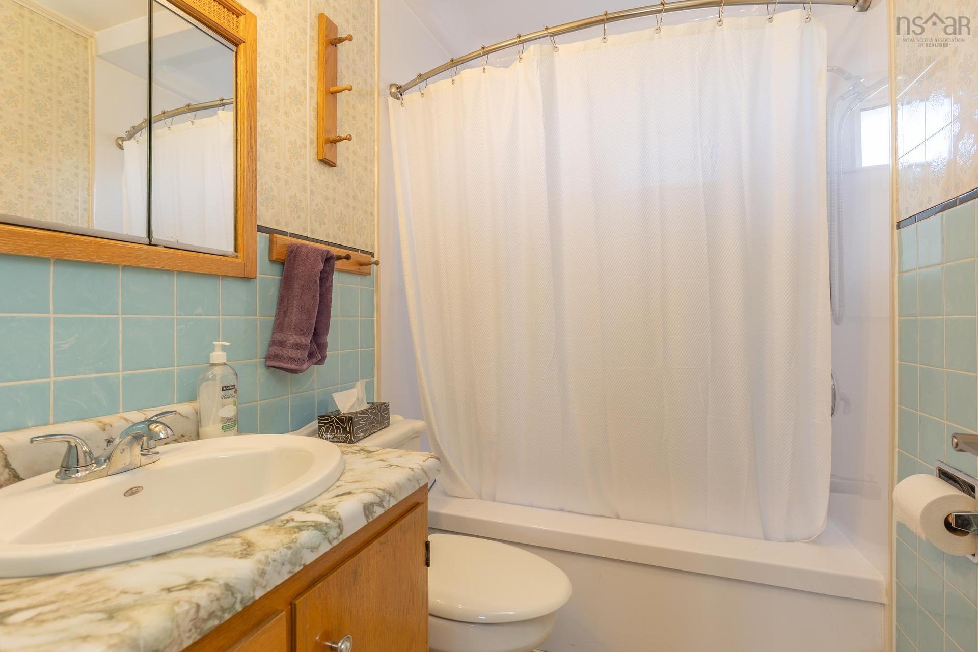 911 Highway 335, West Pubnico, NS - Indoor Photo Showing Bathroom