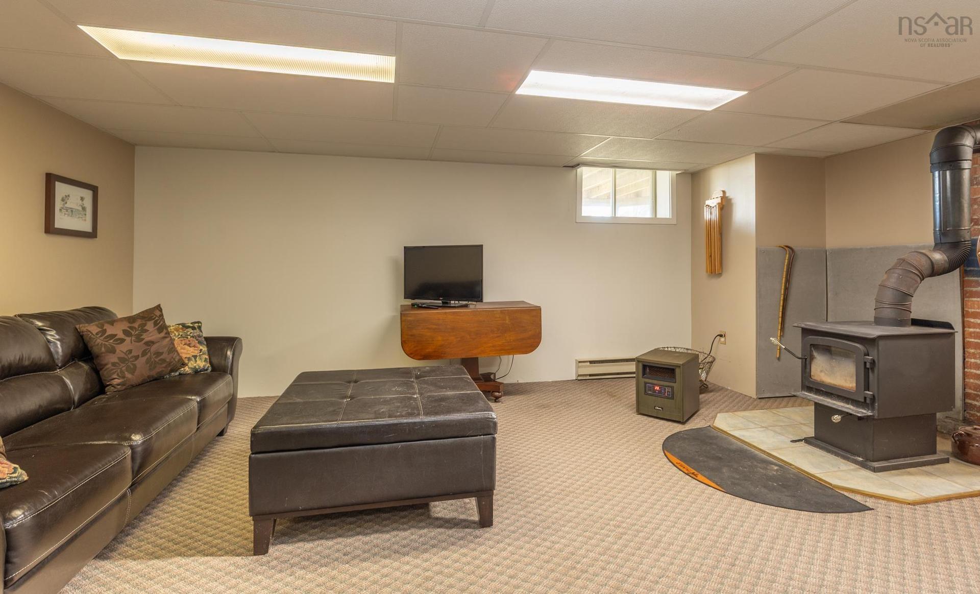 911 Highway 335, West Pubnico, NS - Indoor Photo Showing Basement