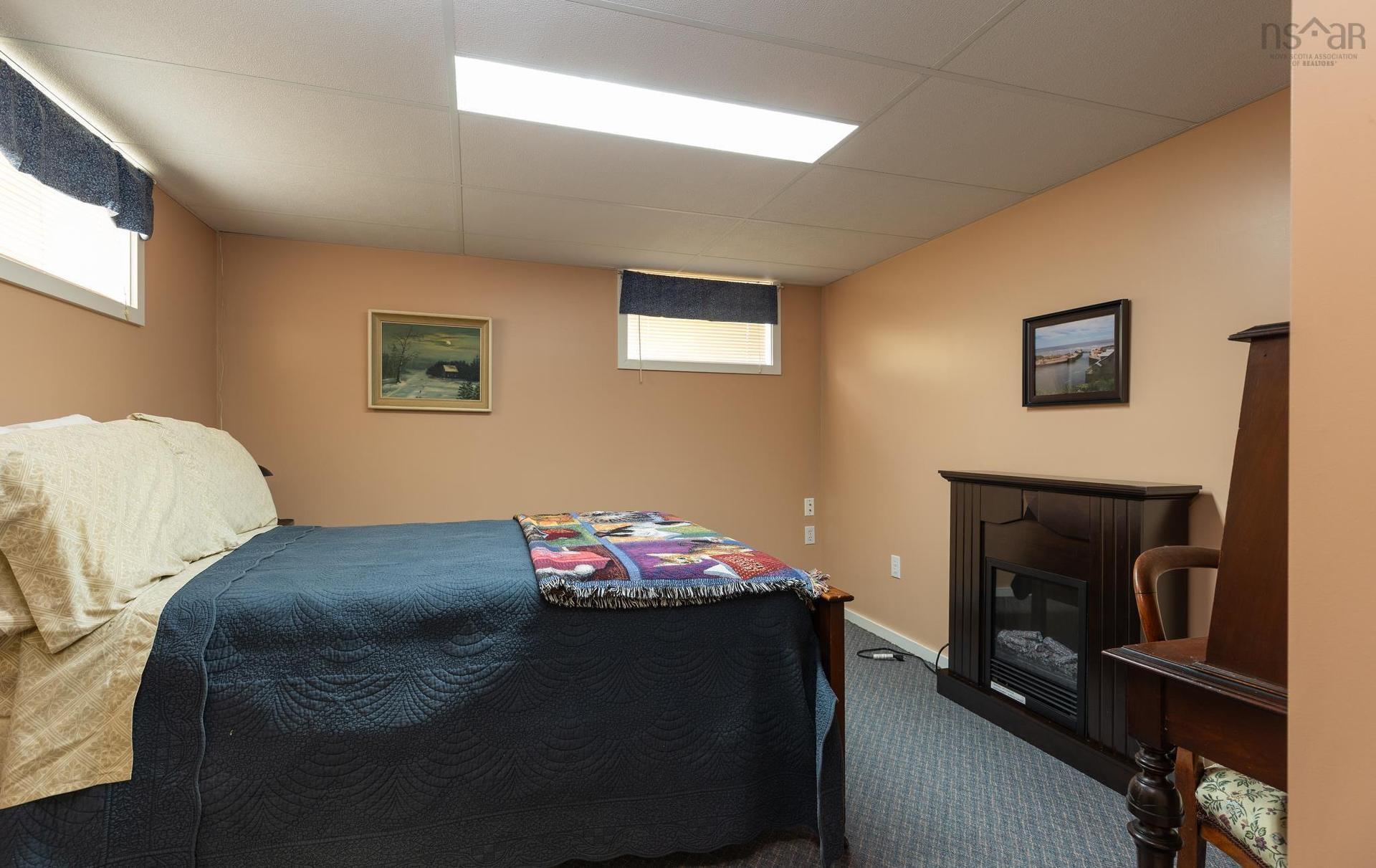 911 Highway 335, West Pubnico, NS - Indoor Photo Showing Bedroom