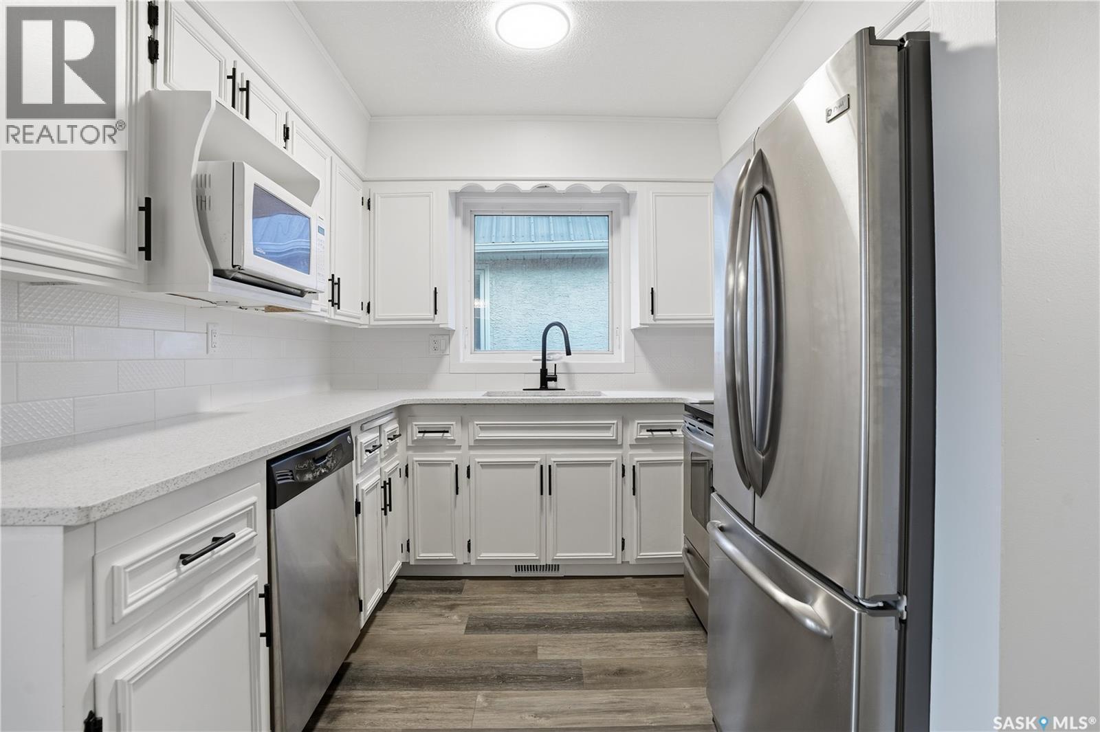 1612 Rothwell Street, Regina, SK - Indoor Photo Showing Kitchen With Upgraded Kitchen