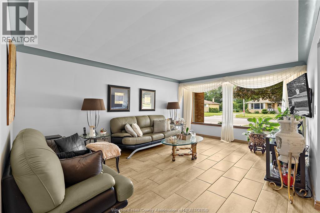 1670 Campbell, Windsor, ON - Indoor Photo Showing Living Room