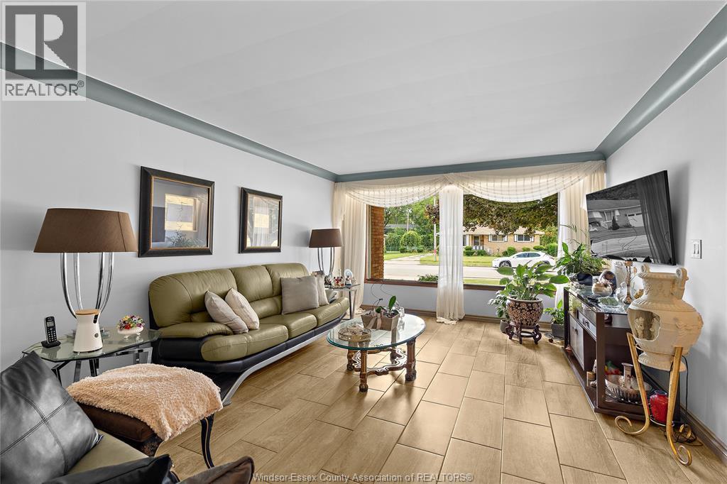 1670 Campbell, Windsor, ON - Indoor Photo Showing Living Room