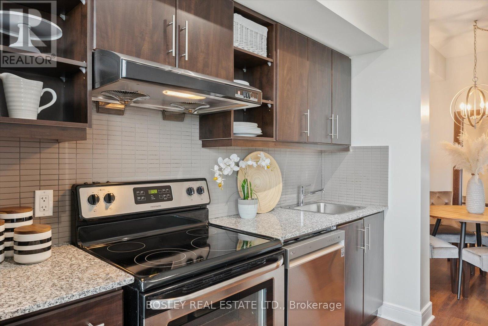 1503 - 35 Brian Peck Crescent, Toronto, ON - Indoor Photo Showing Kitchen With Upgraded Kitchen