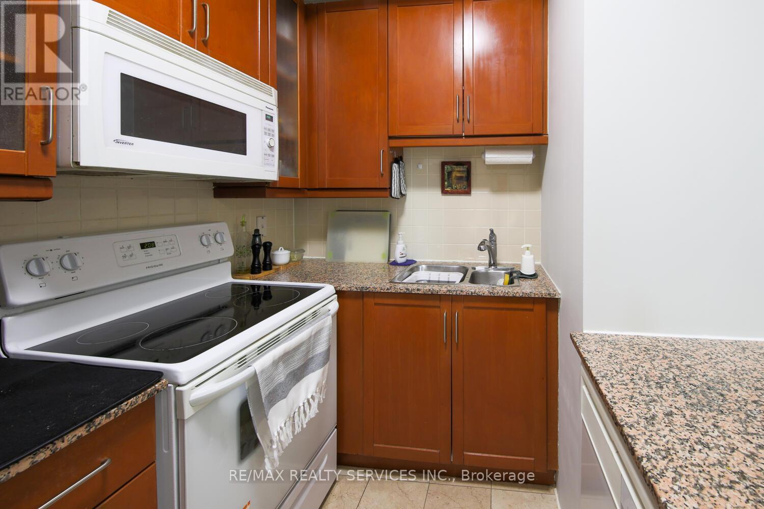 1215 - 60 Byng Avenue, Toronto, ON - Indoor Photo Showing Kitchen With Double Sink