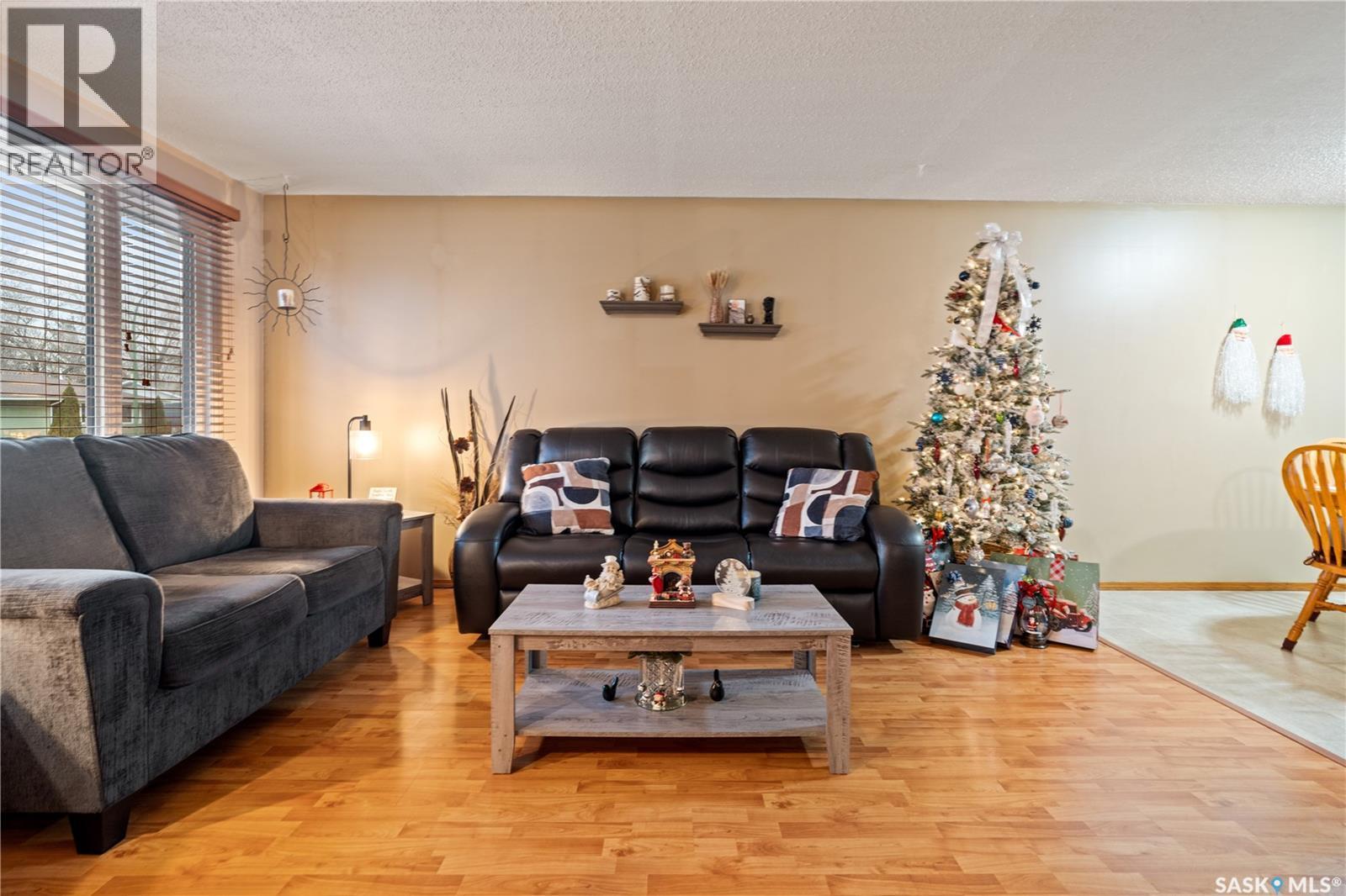 126 Church Drive, Regina, SK - Indoor Photo Showing Living Room