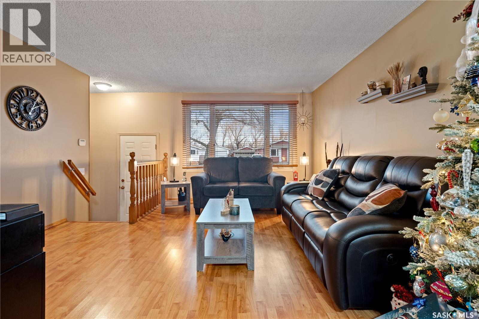 126 Church Drive, Regina, SK - Indoor Photo Showing Living Room