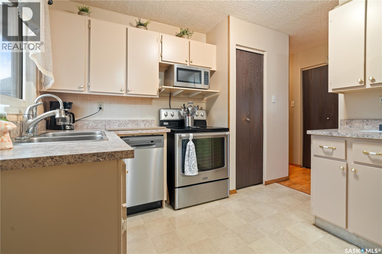 126 Church Drive, Regina, SK - Indoor Photo Showing Kitchen With Double Sink