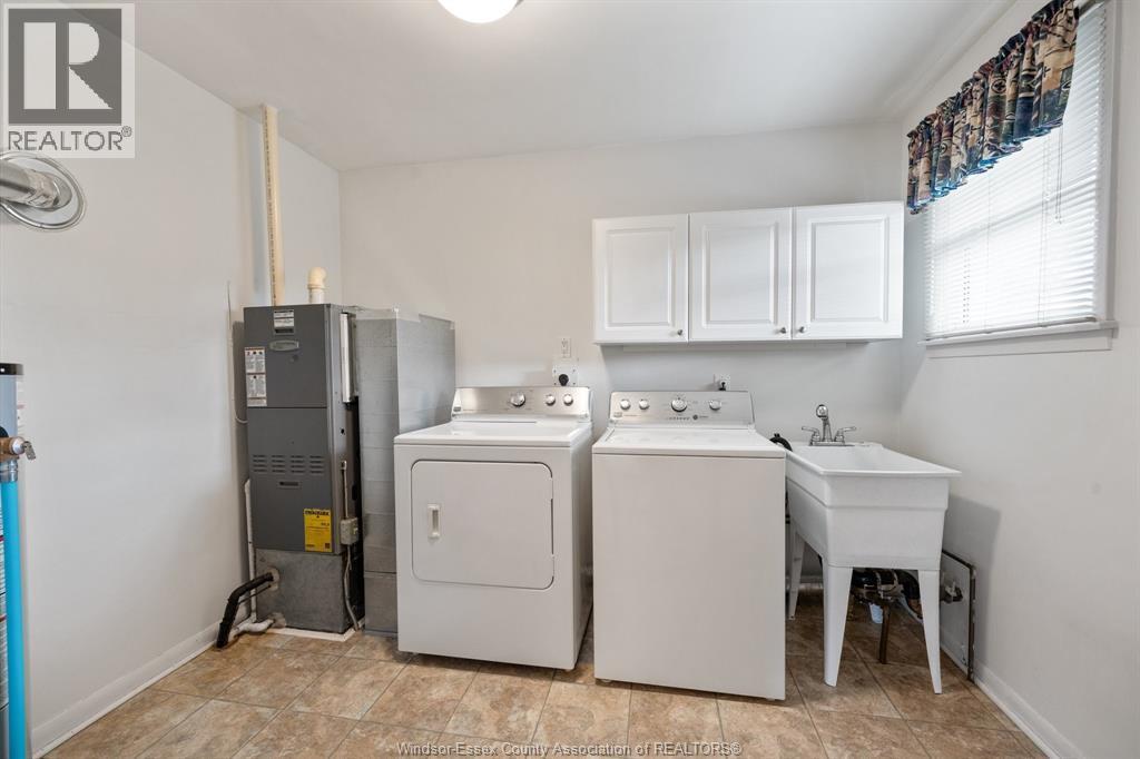 955 Scofield, Windsor, ON - Indoor Photo Showing Laundry Room
