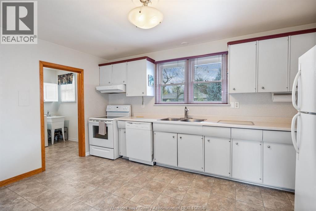 955 Scofield, Windsor, ON - Indoor Photo Showing Kitchen With Double Sink