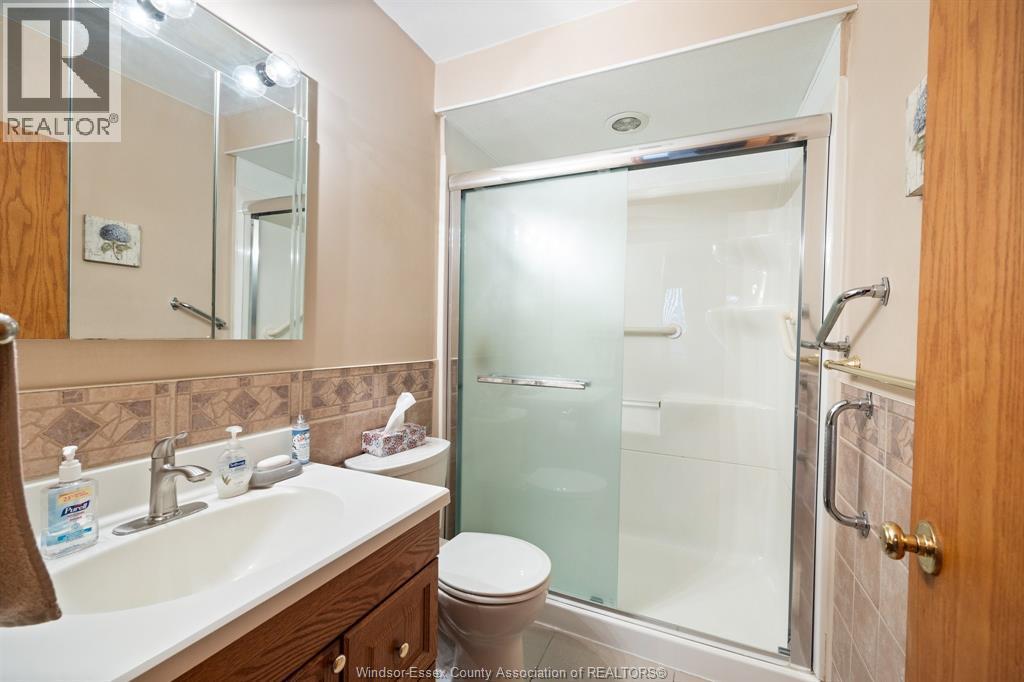 955 Scofield, Windsor, ON - Indoor Photo Showing Bathroom