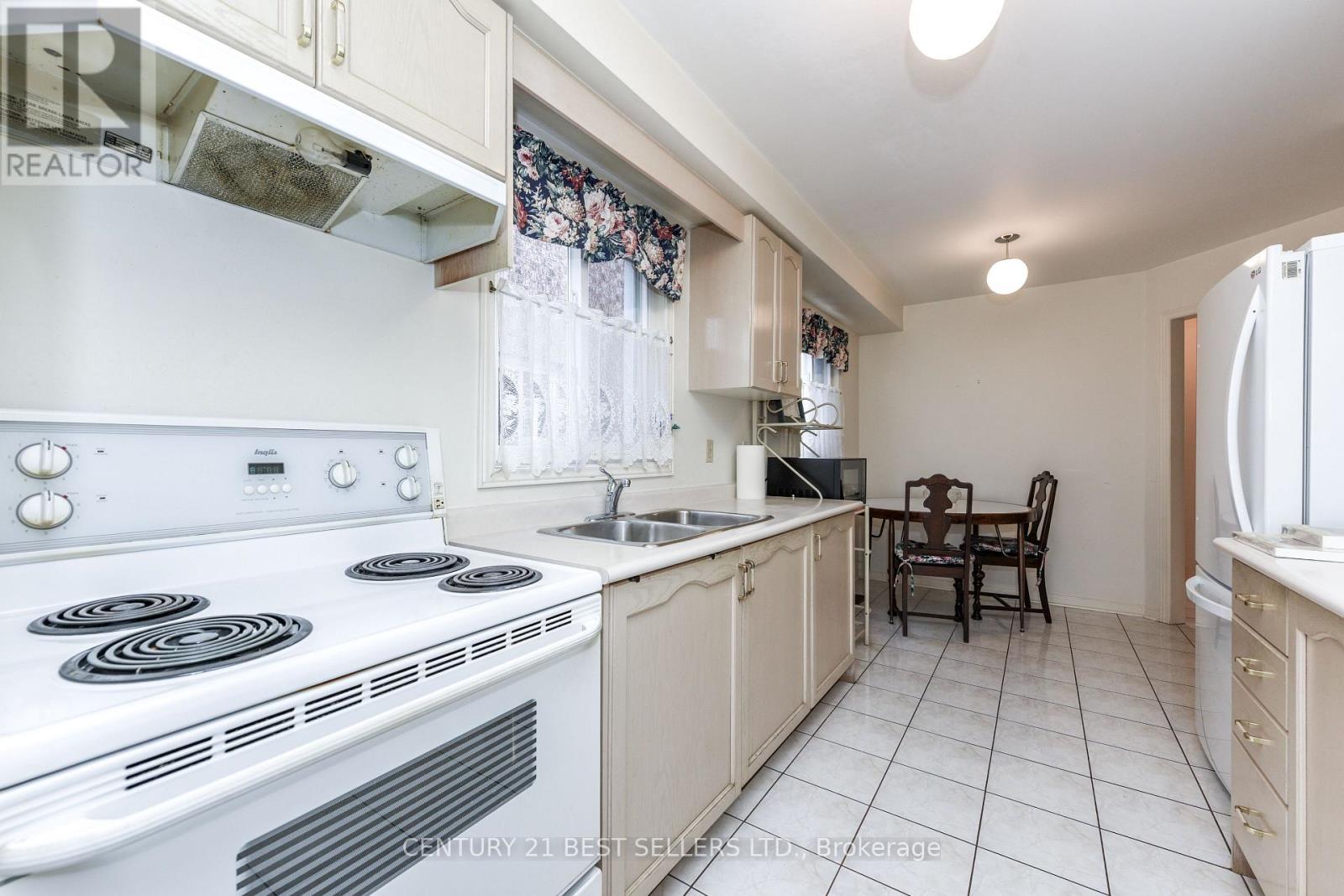 5439 Antrex Crescent, Mississauga, ON - Indoor Photo Showing Kitchen With Double Sink