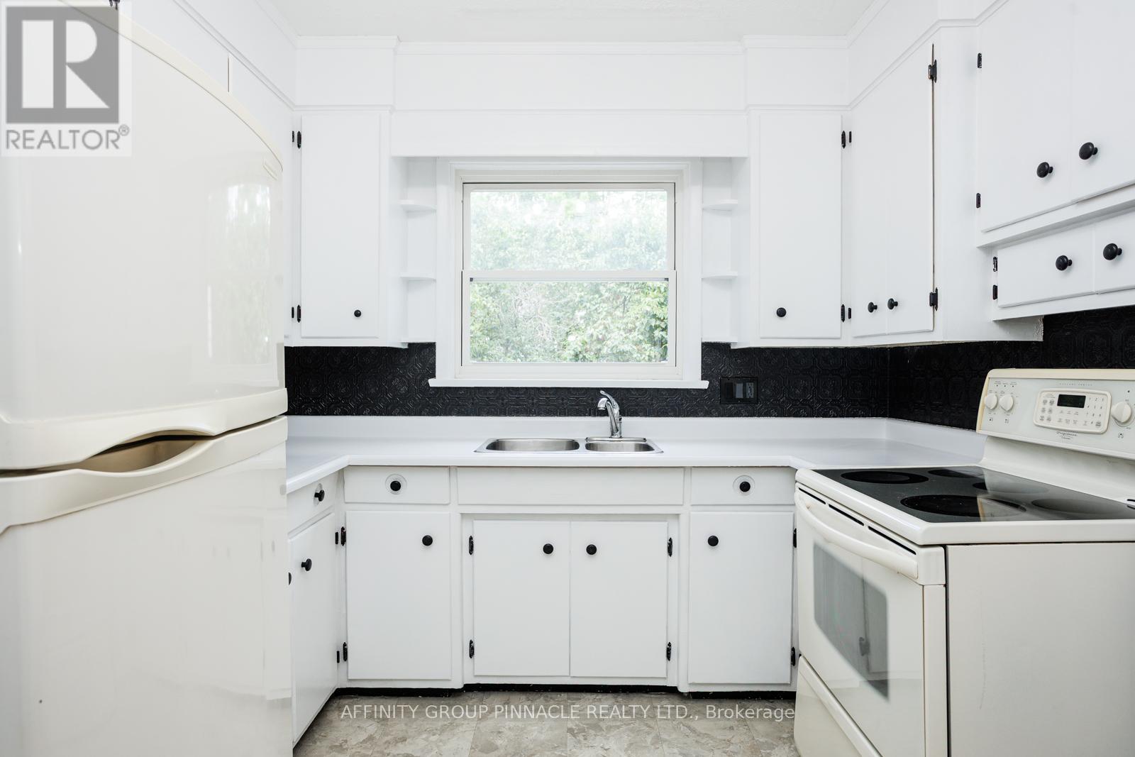 22 Sunset Court, Kawartha Lakes (Lindsay), ON - Indoor Photo Showing Kitchen With Double Sink