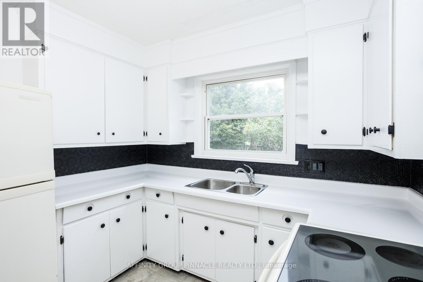 22 Sunset Court, Kawartha Lakes (Lindsay), ON - Indoor Photo Showing Kitchen With Double Sink