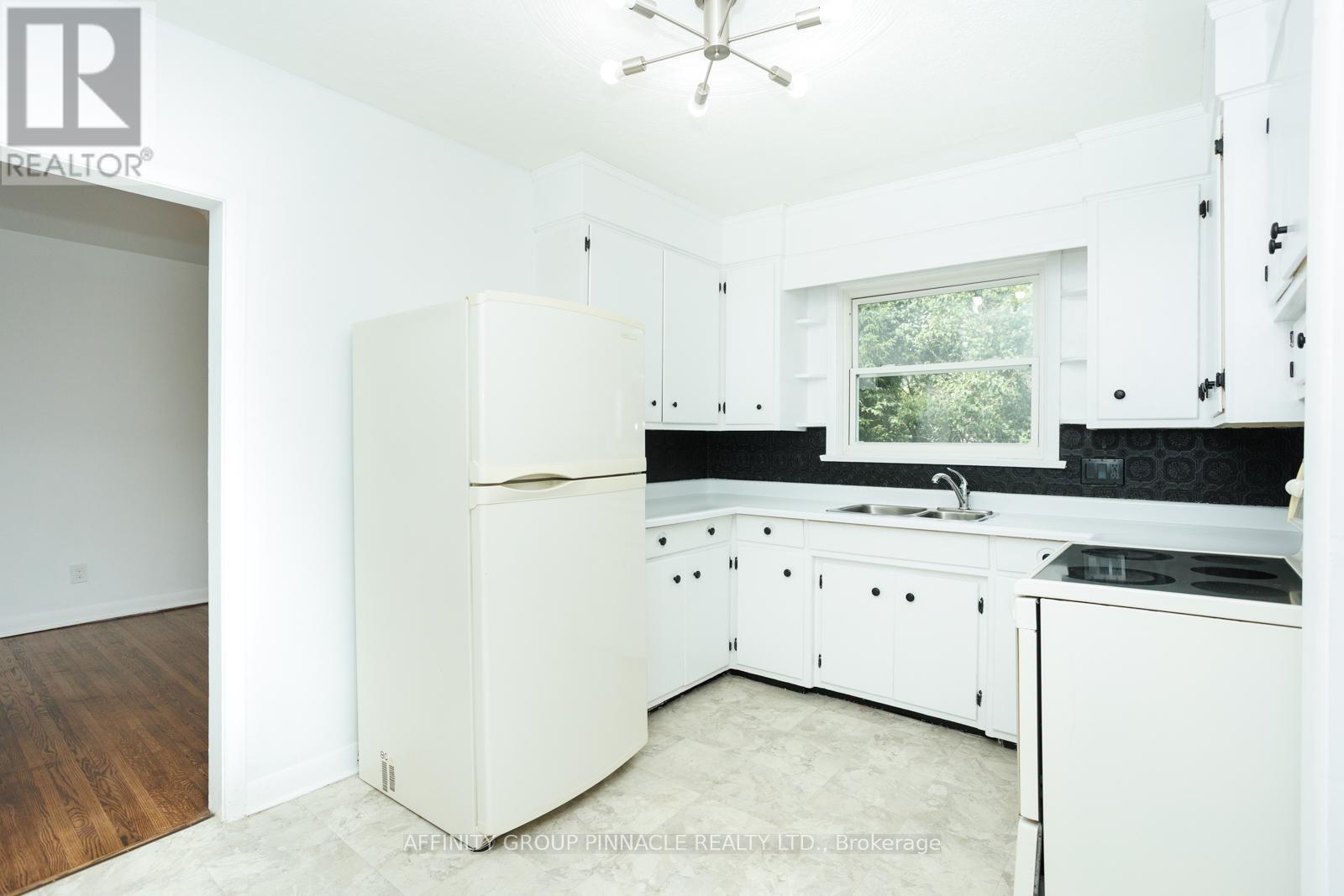 22 Sunset Court, Kawartha Lakes (Lindsay), ON - Indoor Photo Showing Kitchen