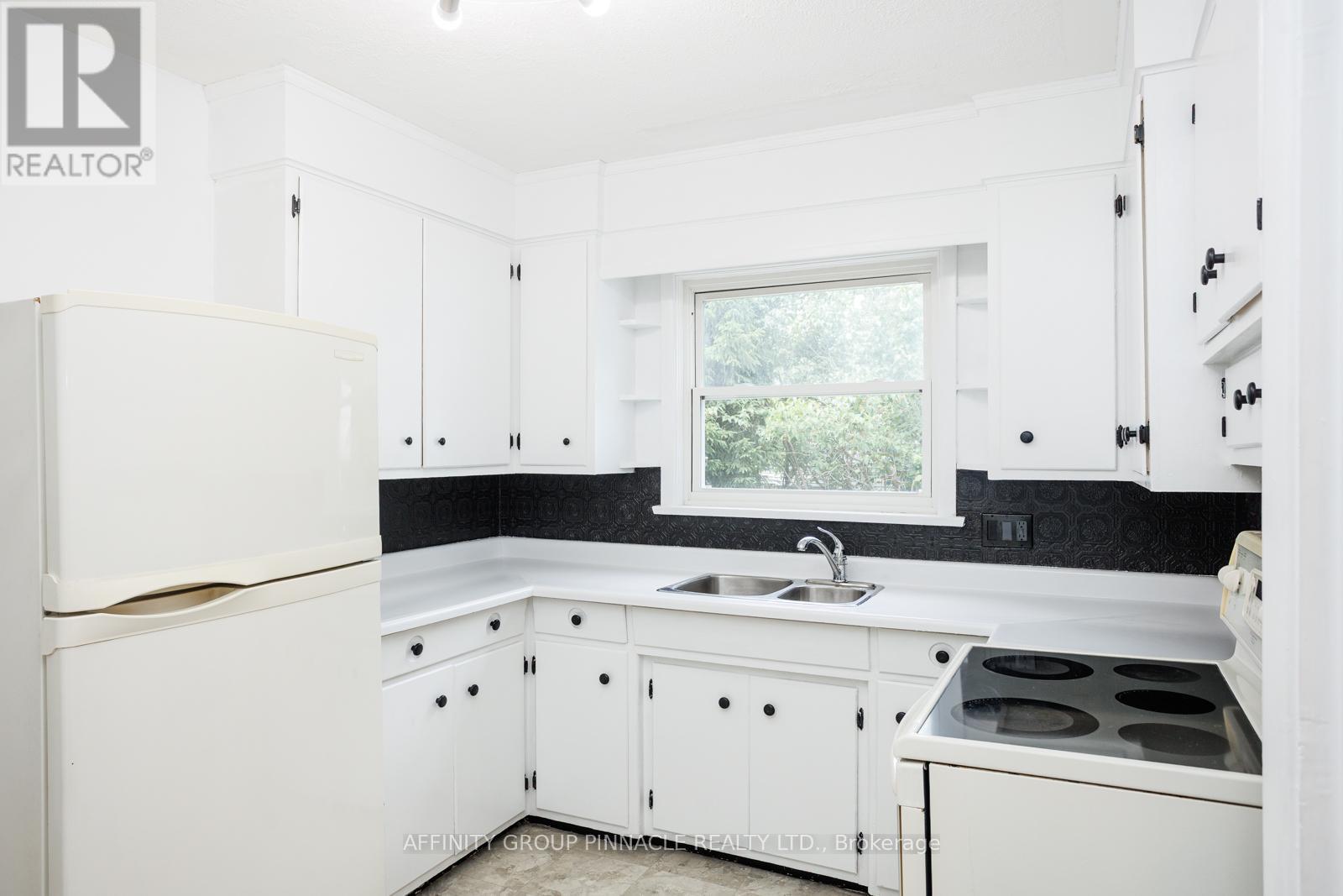 22 Sunset Court, Kawartha Lakes (Lindsay), ON - Indoor Photo Showing Kitchen With Double Sink