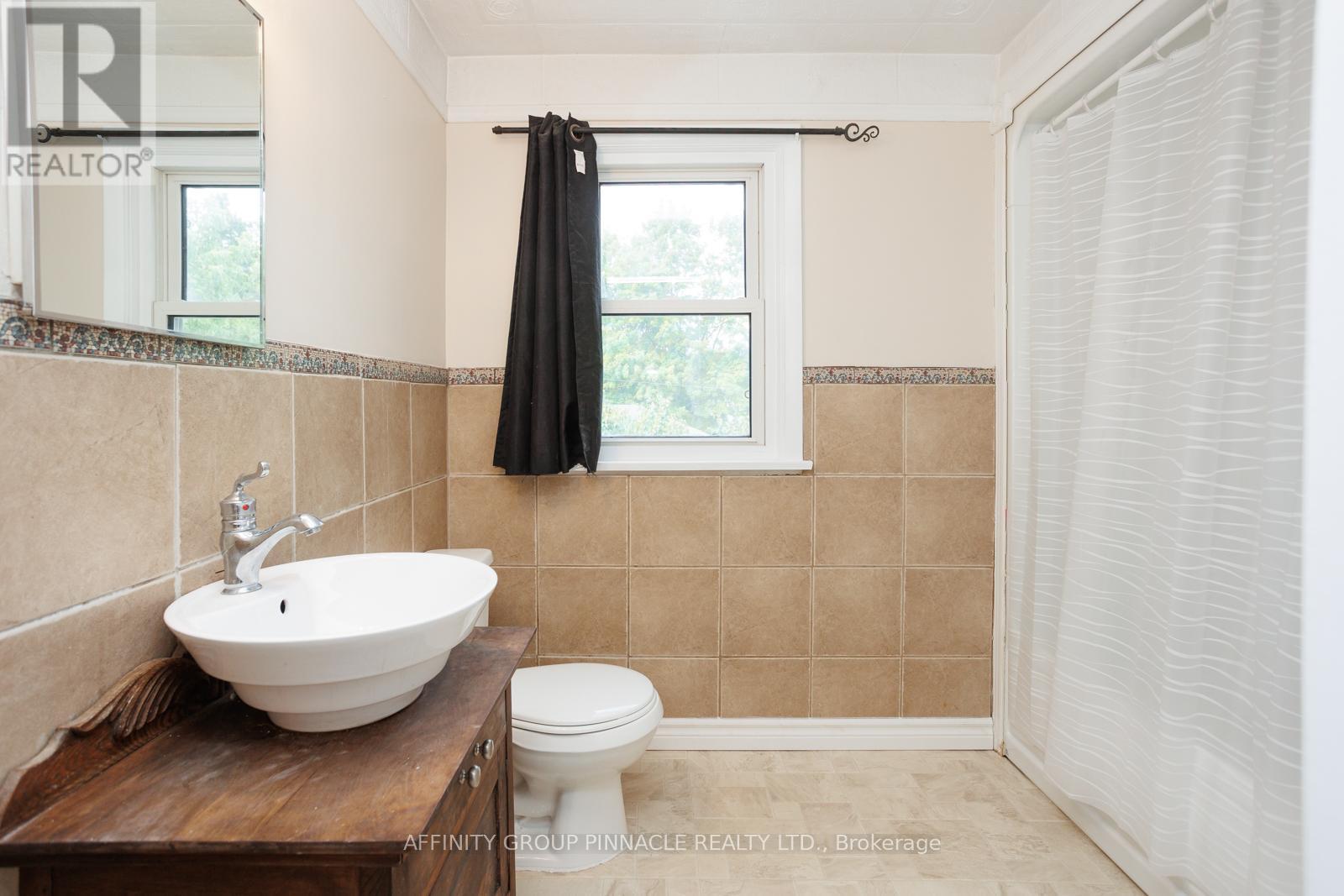 22 Sunset Court, Kawartha Lakes (Lindsay), ON - Indoor Photo Showing Bathroom