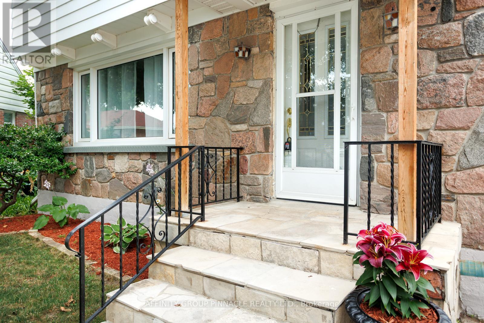 22 Sunset Court, Kawartha Lakes (Lindsay), ON - Outdoor With Exterior