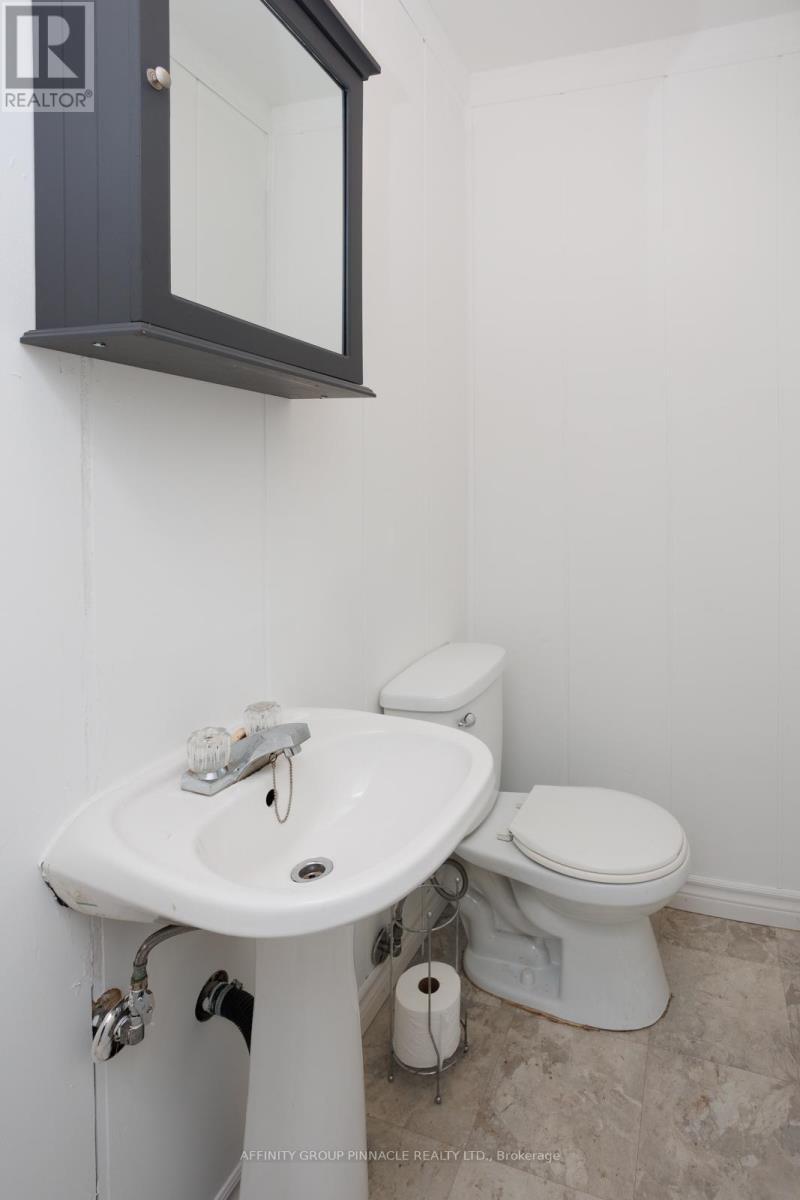 22 Sunset Court, Kawartha Lakes (Lindsay), ON - Indoor Photo Showing Bathroom
