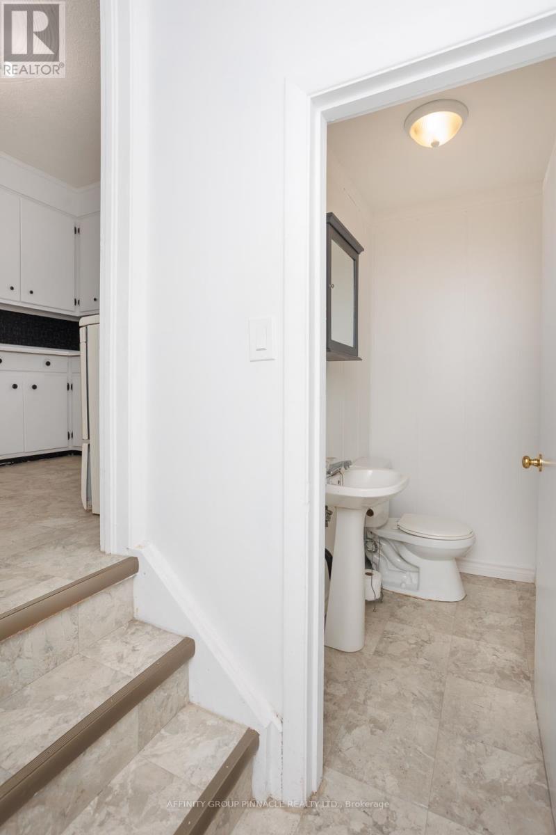 22 Sunset Court, Kawartha Lakes (Lindsay), ON - Indoor Photo Showing Bathroom
