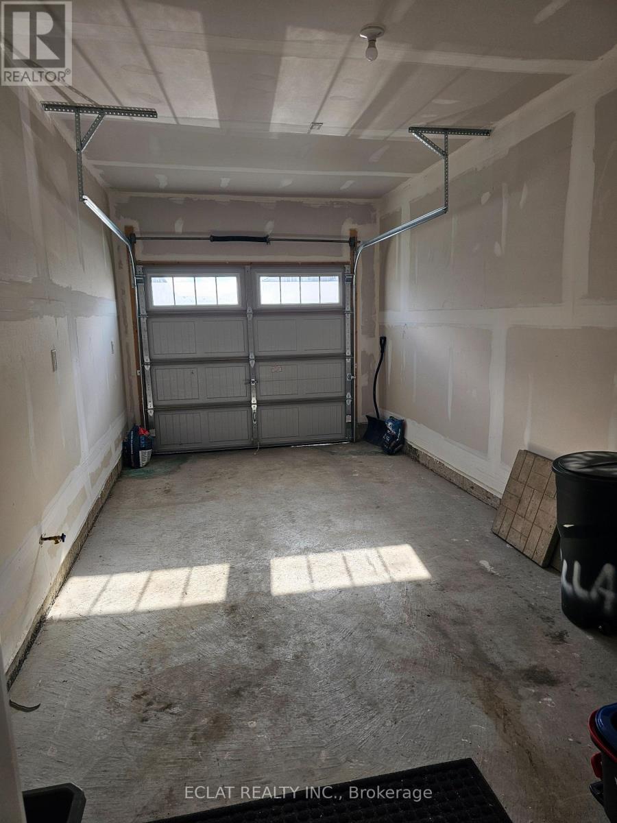 75 Vanilla Trail (Upper), Thorold, ON - Indoor Photo Showing Garage