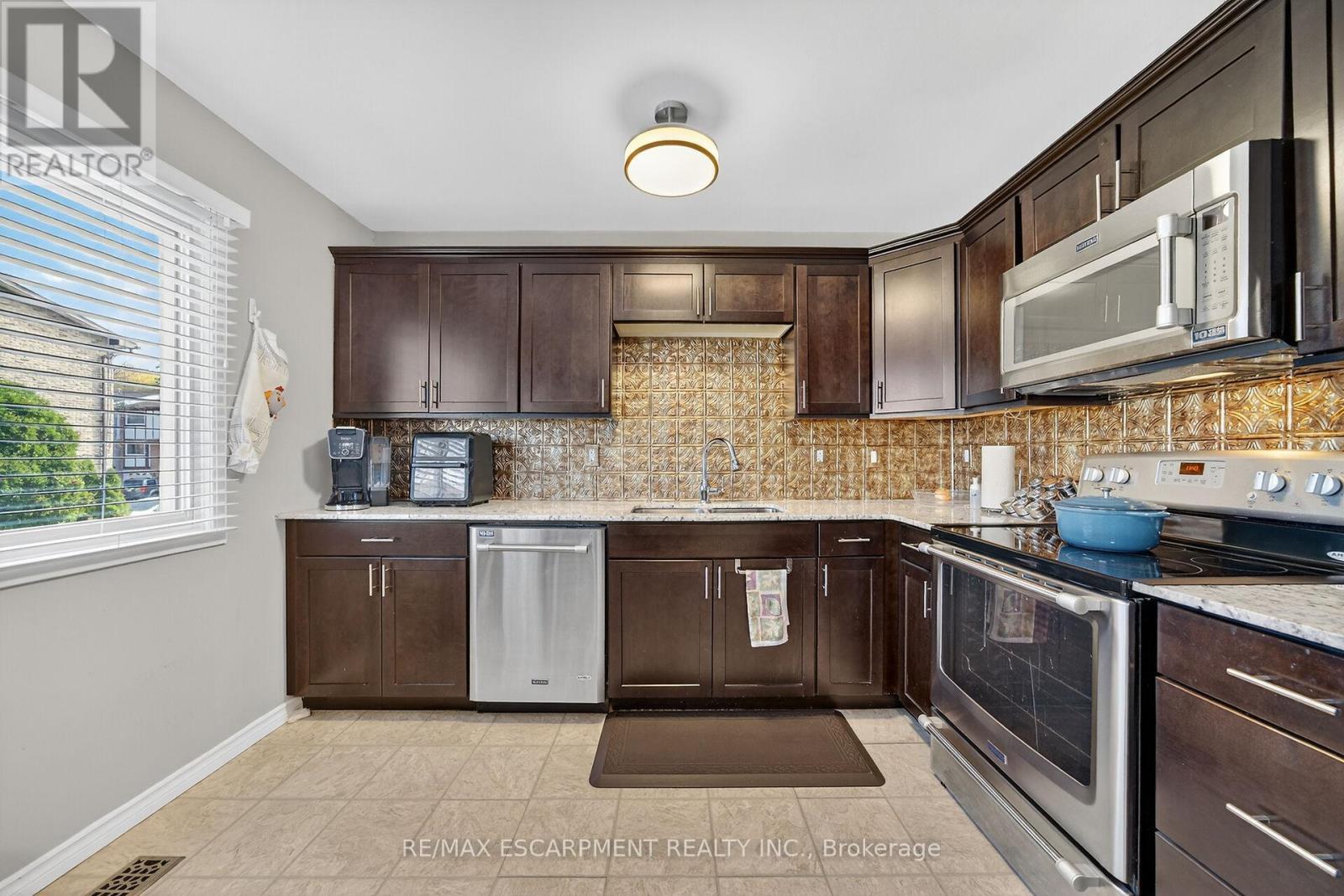 64 - 145 Rice Avenue, Hamilton, ON - Indoor Photo Showing Kitchen