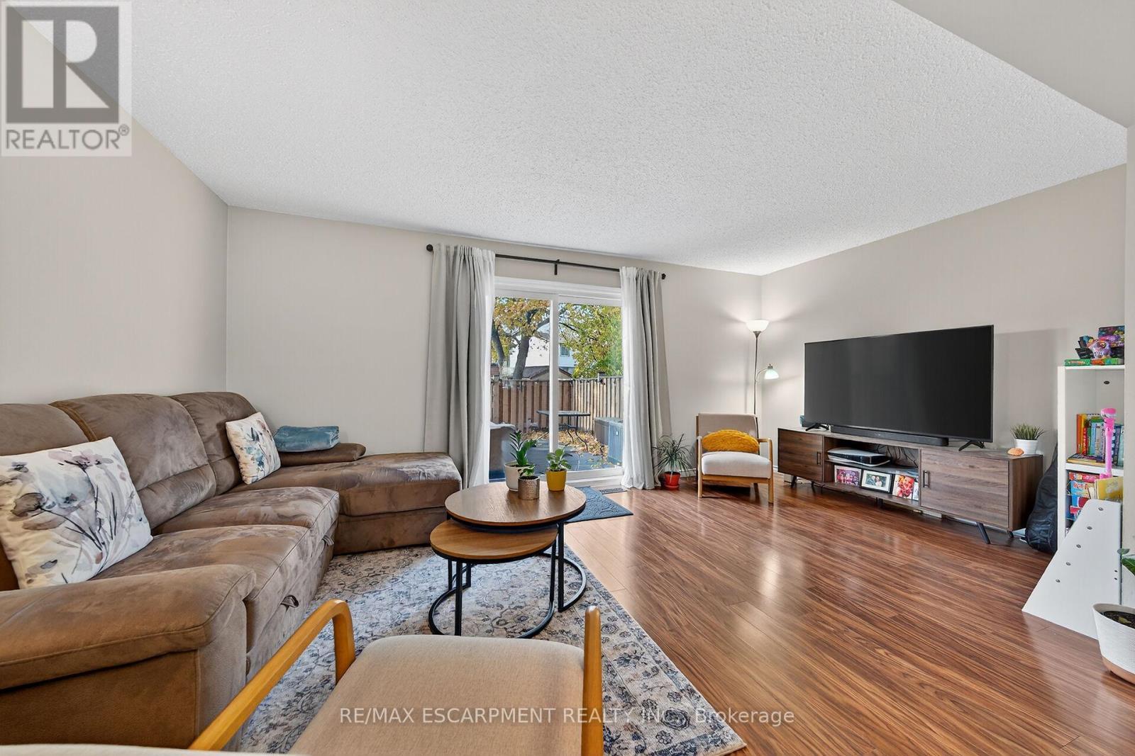 64 - 145 Rice Avenue, Hamilton, ON - Indoor Photo Showing Living Room