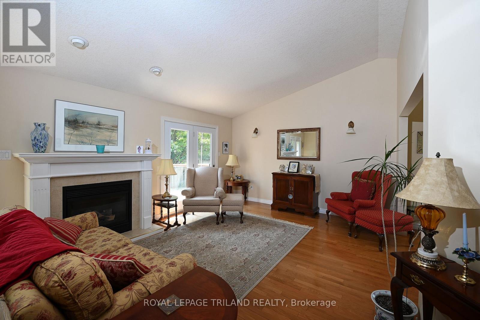 5 - 4067 Colonel Talbot Road, London South (South V), ON - Indoor Photo Showing Living Room With Fireplace