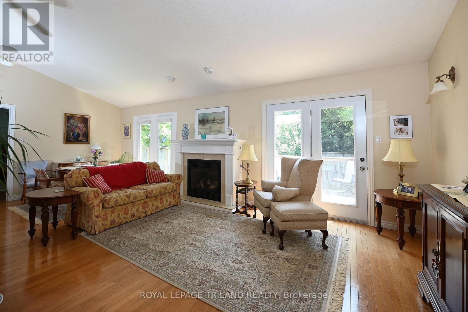 5 - 4067 Colonel Talbot Road, London South (South V), ON - Indoor Photo Showing Living Room With Fireplace