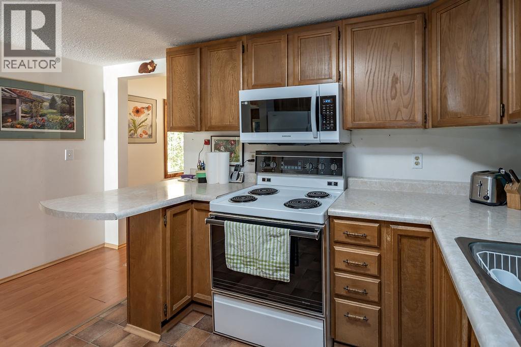 205 6Th Avenue, Castlegar, BC - Indoor Photo Showing Kitchen