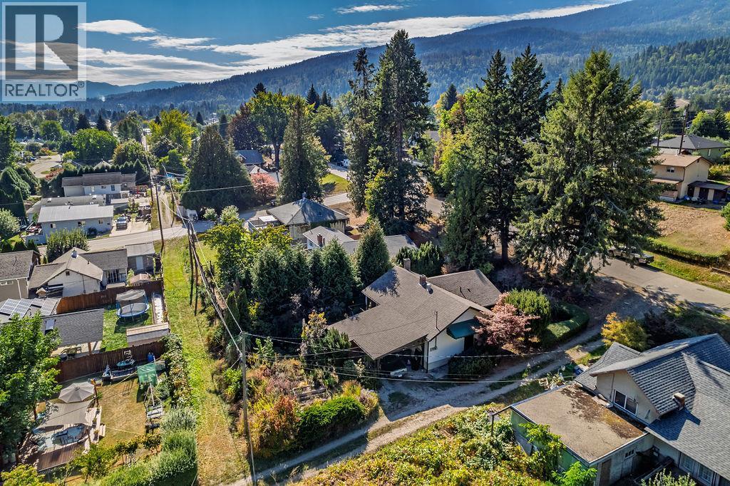 205 6Th Avenue, Castlegar, BC - Outdoor With View