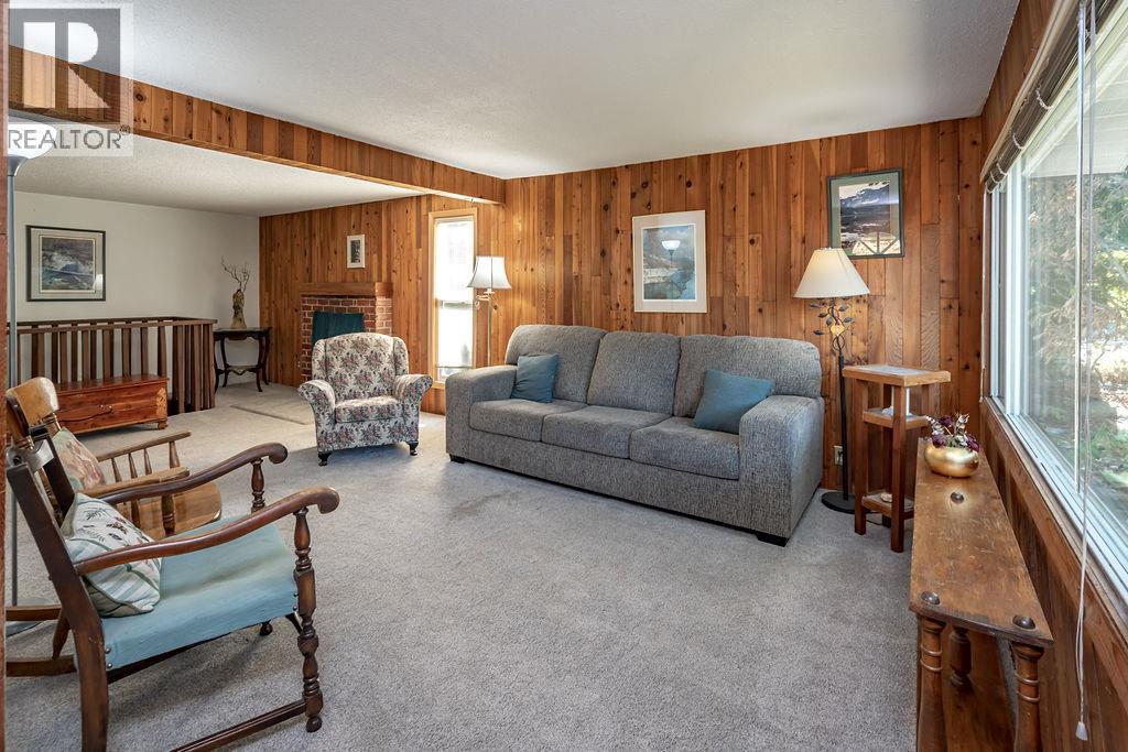 205 6Th Avenue, Castlegar, BC - Indoor Photo Showing Living Room