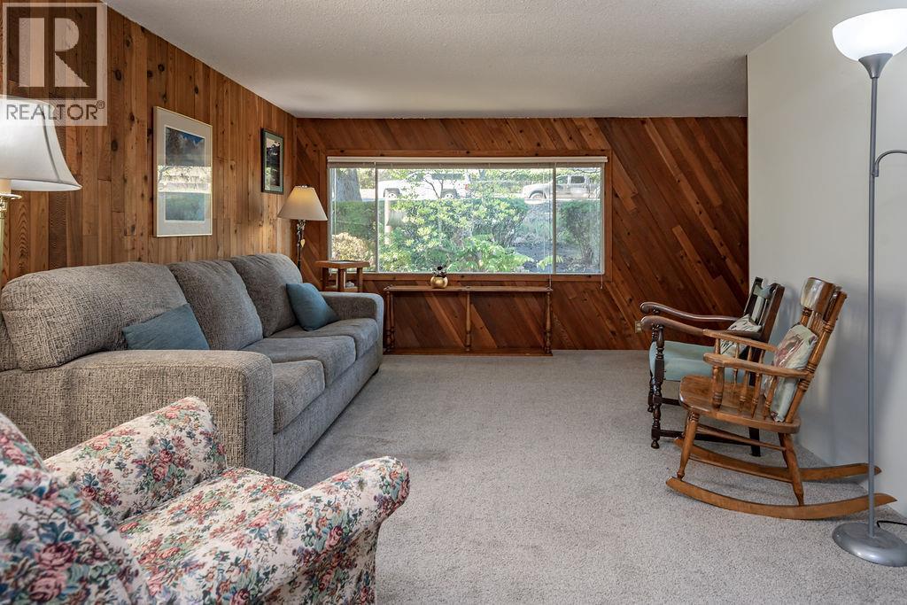 205 6Th Avenue, Castlegar, BC - Indoor Photo Showing Living Room