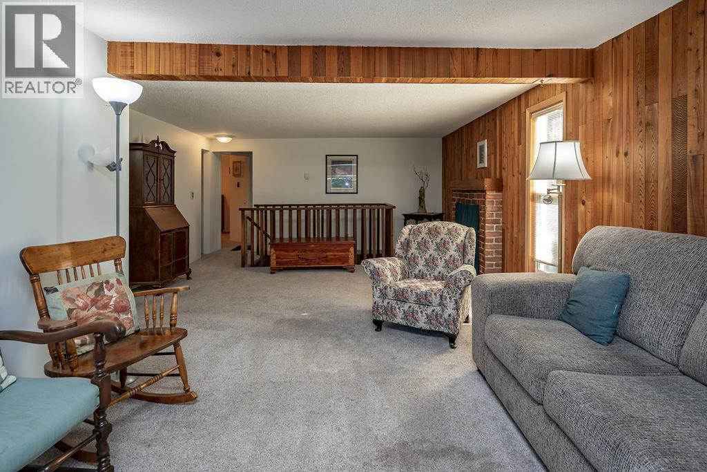 205 6Th Avenue, Castlegar, BC - Indoor Photo Showing Living Room