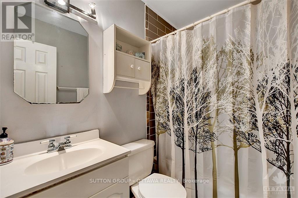 20 Dundegan Drive, Ottawa, ON - Indoor Photo Showing Bathroom