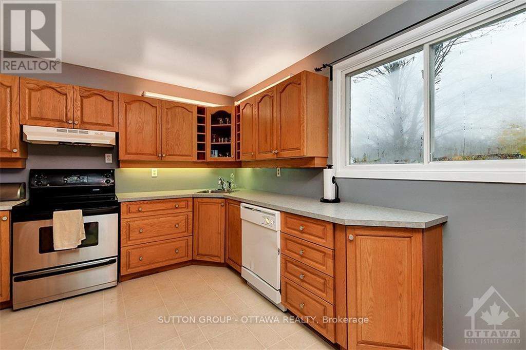 20 Dundegan Drive, Ottawa, ON - Indoor Photo Showing Kitchen