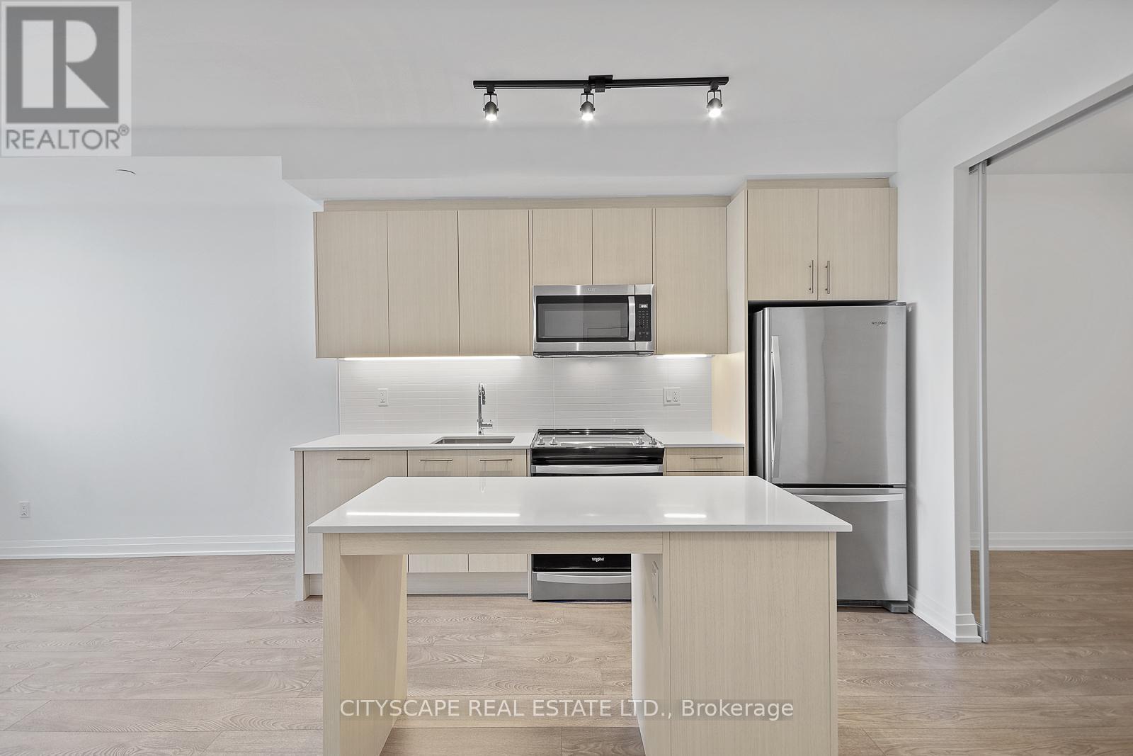 617 - 286 Main Street, Toronto, ON - Indoor Photo Showing Kitchen With Upgraded Kitchen