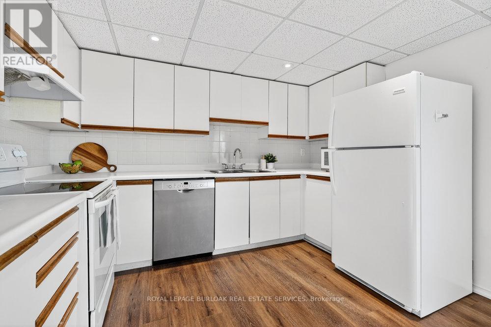 1007 - 5090 Pinedale Avenue, Burlington, ON - Indoor Photo Showing Kitchen With Double Sink