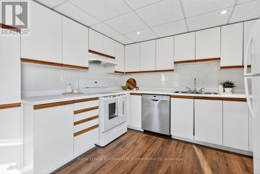 1007 - 5090 Pinedale Avenue, Burlington, ON - Indoor Photo Showing Kitchen With Double Sink